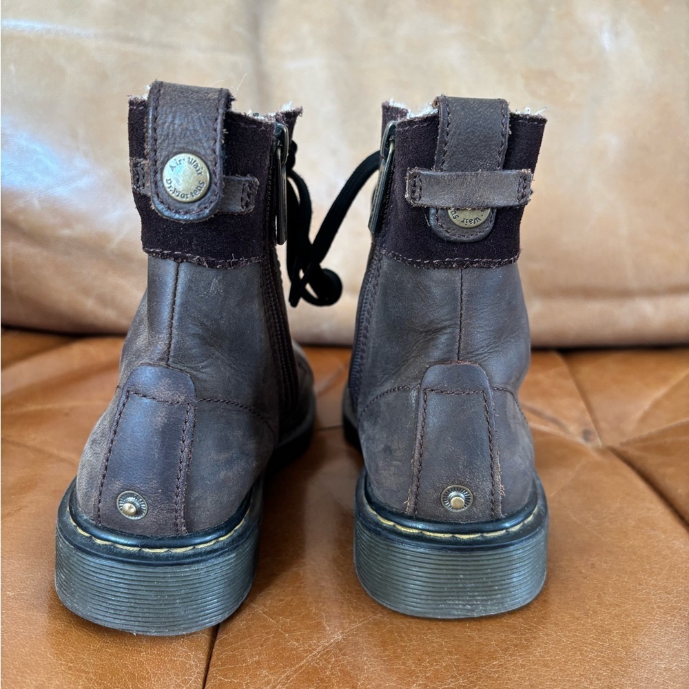 Dr. Martens Amilita J Sherpa Lined Leather Boots Brown Youth Size 2 Fall School - Picture 4 of 11